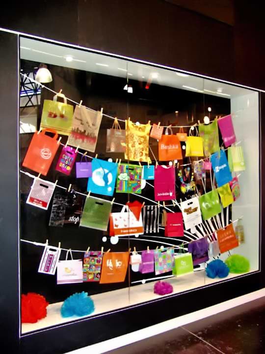 Área de exhibición de bolsas en el stand de BÖRSE en la Expo Intermoda